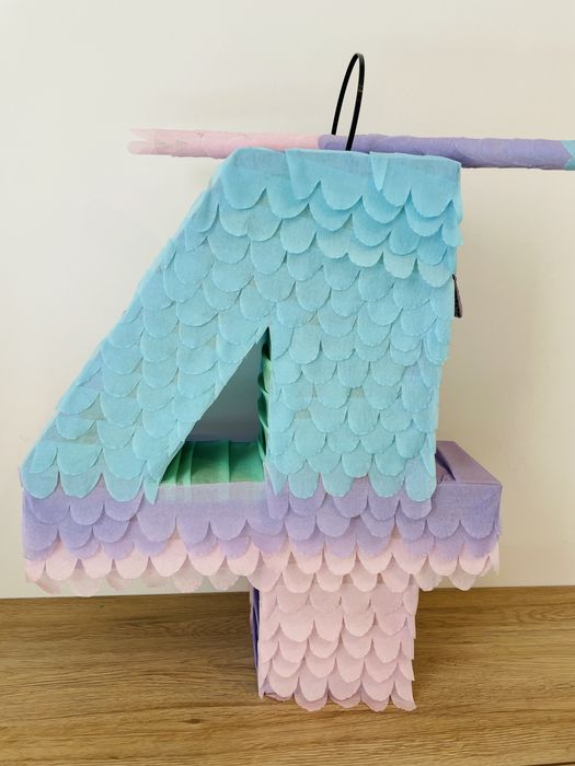 Пинята с любим герой под формата на цифра