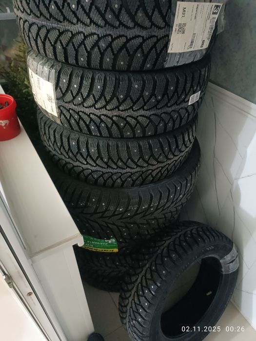 Продам зимние шины с шипами.