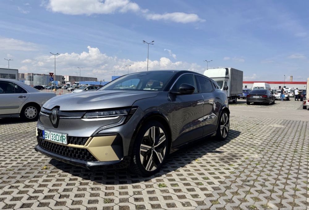 Închiriem 8+1 si 4+1 Mercedes Benz si Megane E-tech