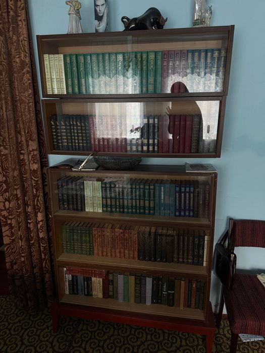 Продается Сервант с коллекцией редких книг