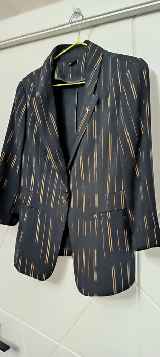 Женский пиджак  с вертикальным золотисто чёрным узором