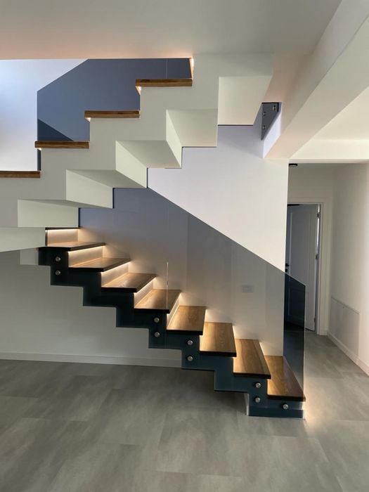 Sticla securizata fixata lateral in conectori pentru scara