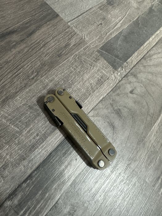 Leatherman unealtă multifuncțională tip clește (multitool), de culoare coyote