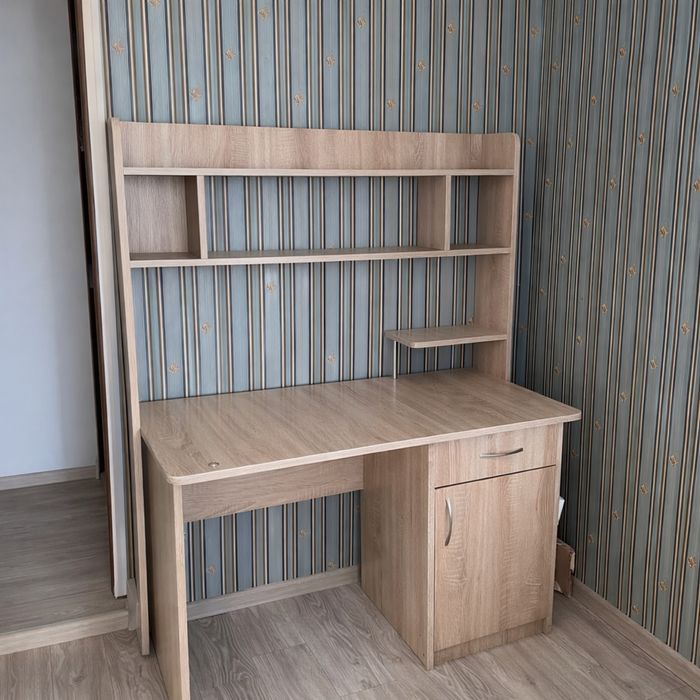 Письменный стол.