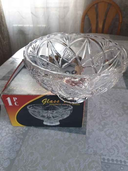 Продам    стеклянную  вазу .