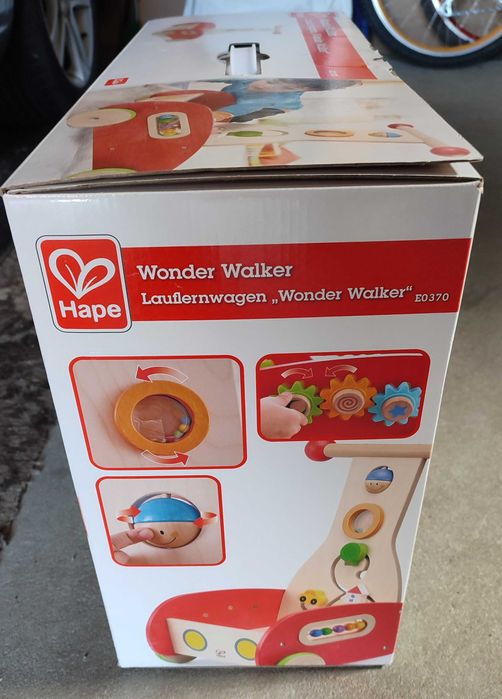 Дървена проходилка за бебе Hape Wonder Walker
