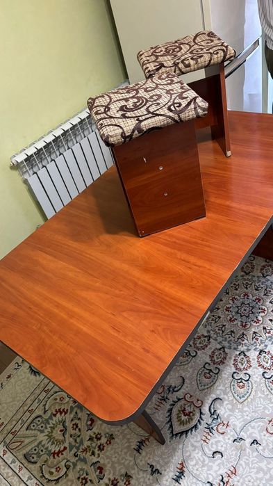 Стол с тобуретками