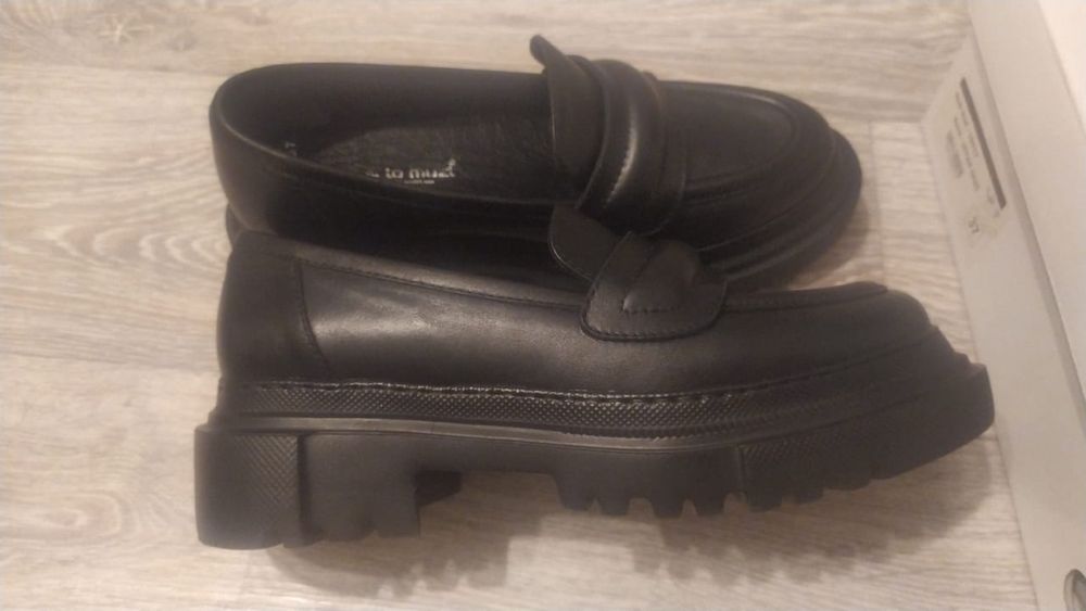 Продам женские ботинки