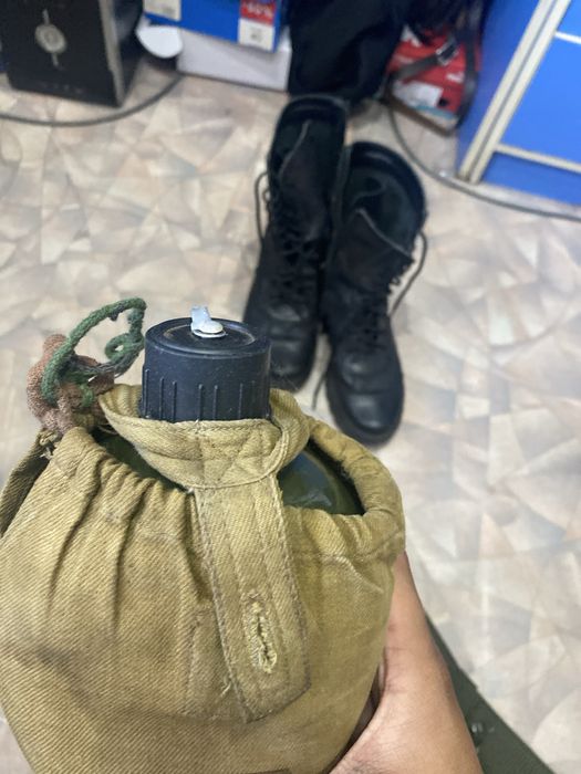 Продаю берцы всесезонные и зимние,форму военную,кепку,и ремень