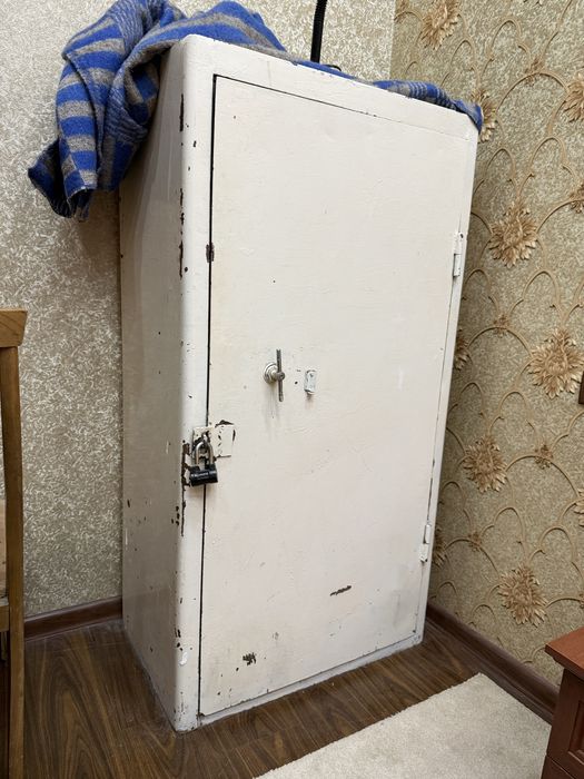 Мустахкам темир сейф срочно сотилади