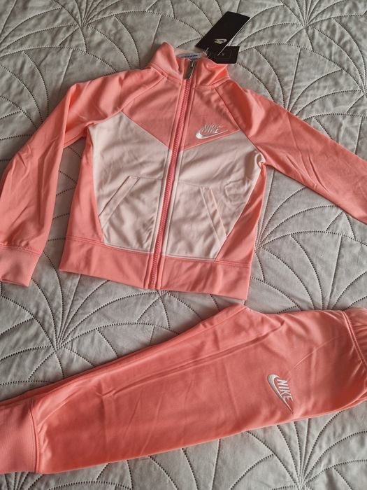 Комплект Nike, размер 3-4 г. НОВ
Комплект Nike, размер 3-4 г. НОВ