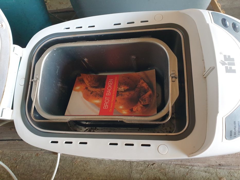 Aparat de facut paine si mixer pentru aluat.
Sunt folosite, au patina