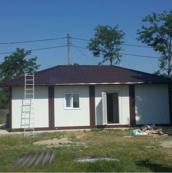 Vand containere stil casa din structura metalica