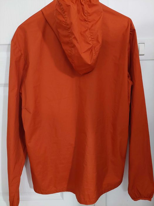 Jacheta rezistenta la vant