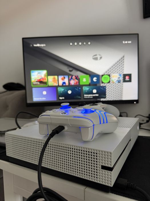 Xbox One S 500GB  + doua controllere