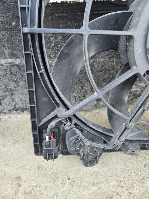 Диффузор радиатора с вентилятором. На Geely Emgrand.