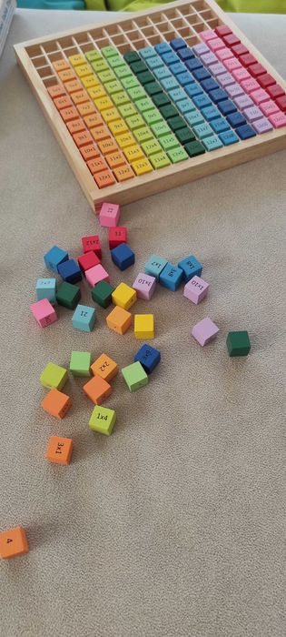 Настолна игра: дървена таблица за умножение - за развитие и обучение.