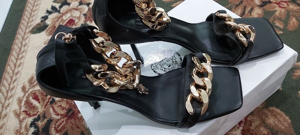 Продам  босоножки