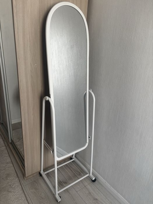 Напольное зеркало