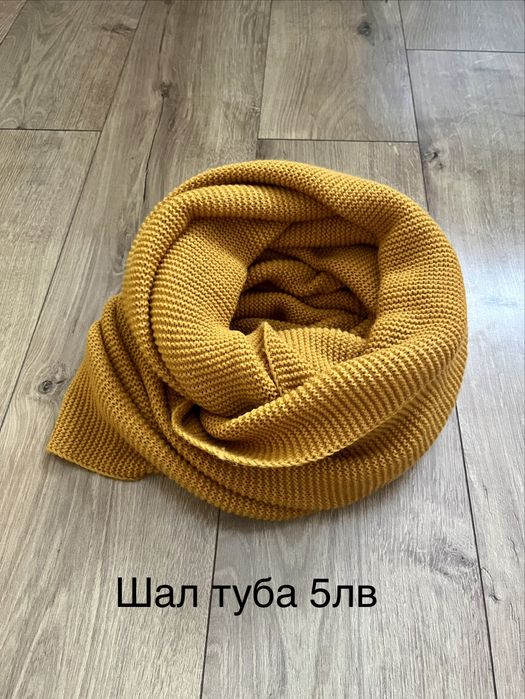 Шапки, шалове на символични цени