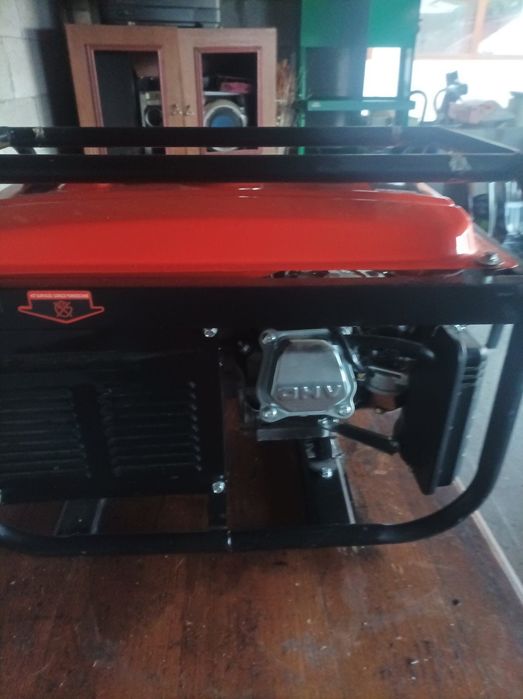 Бензинов генератор