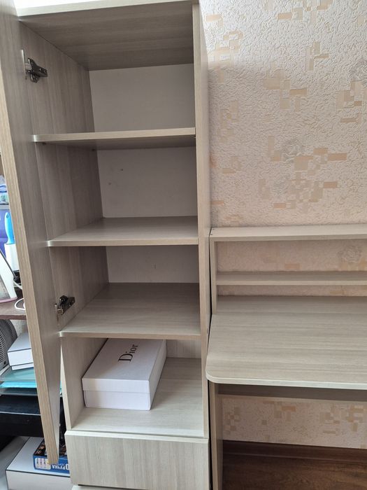 Продам школьный стол+пенал