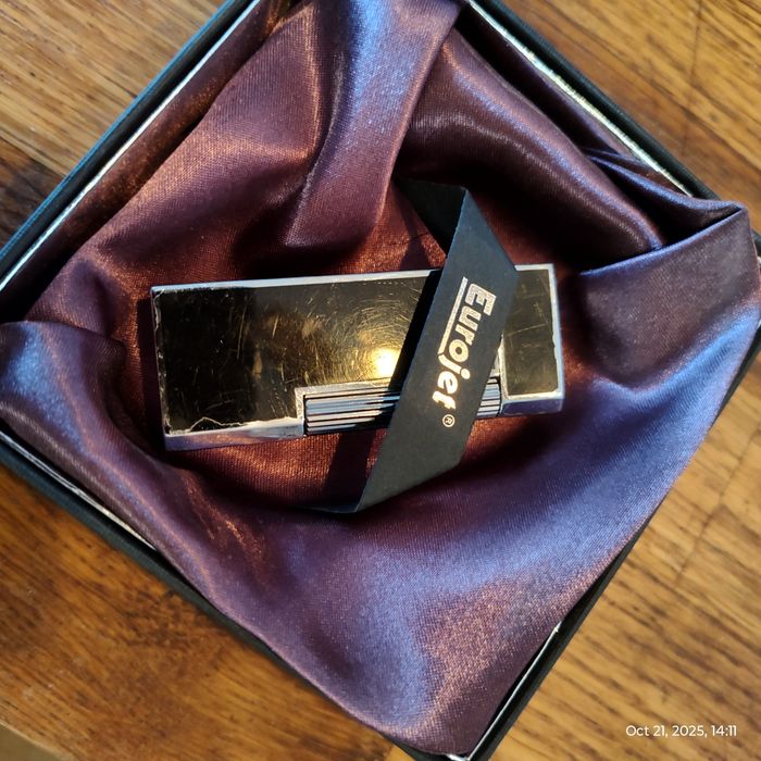 Метална запалка, тежка и елегантна.