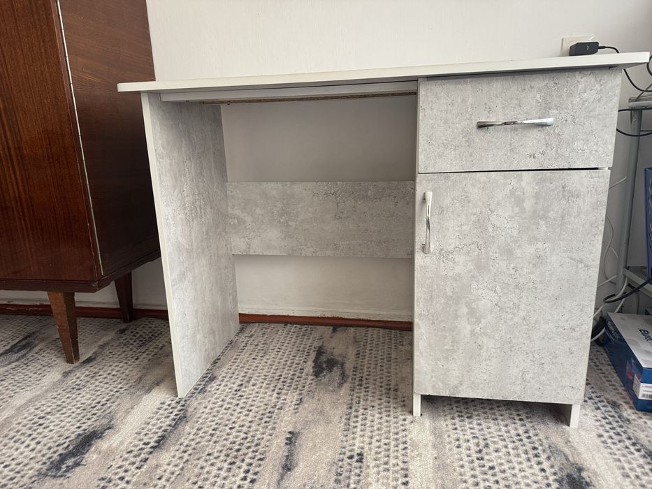 Стол письменный.