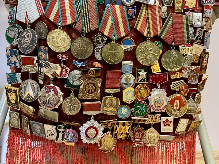 Продавам колекция от медали, значки и паметни знаци