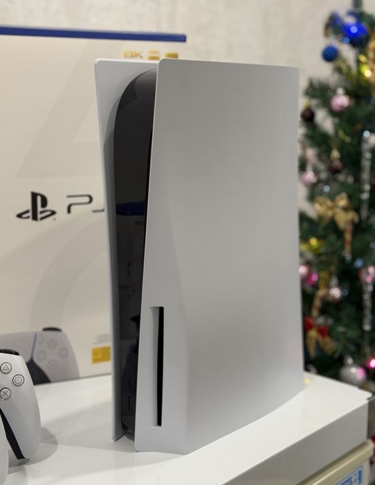 PlayStation 5 + 2 геймпада + игры