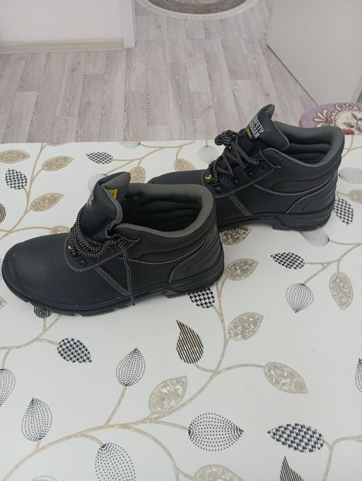 Продам спец.ботинки летние