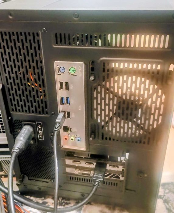 Tip acvariu cu CPU Intel X99 RAM QuaD-ChanneL SSD+HDD Radeon RX570 4GB