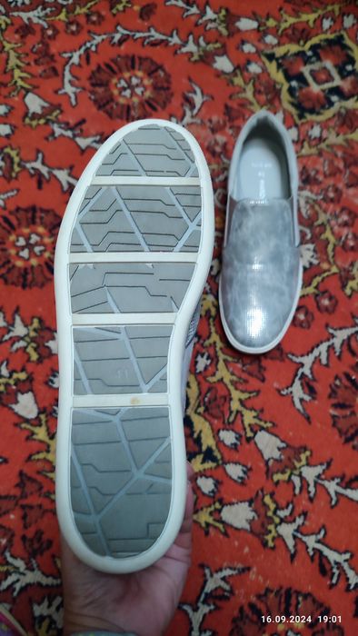 Продам кроссовки, лоферы.