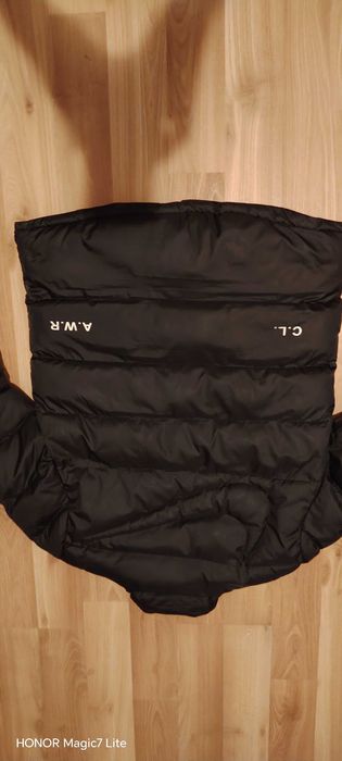 Vând geaca Nike originală.