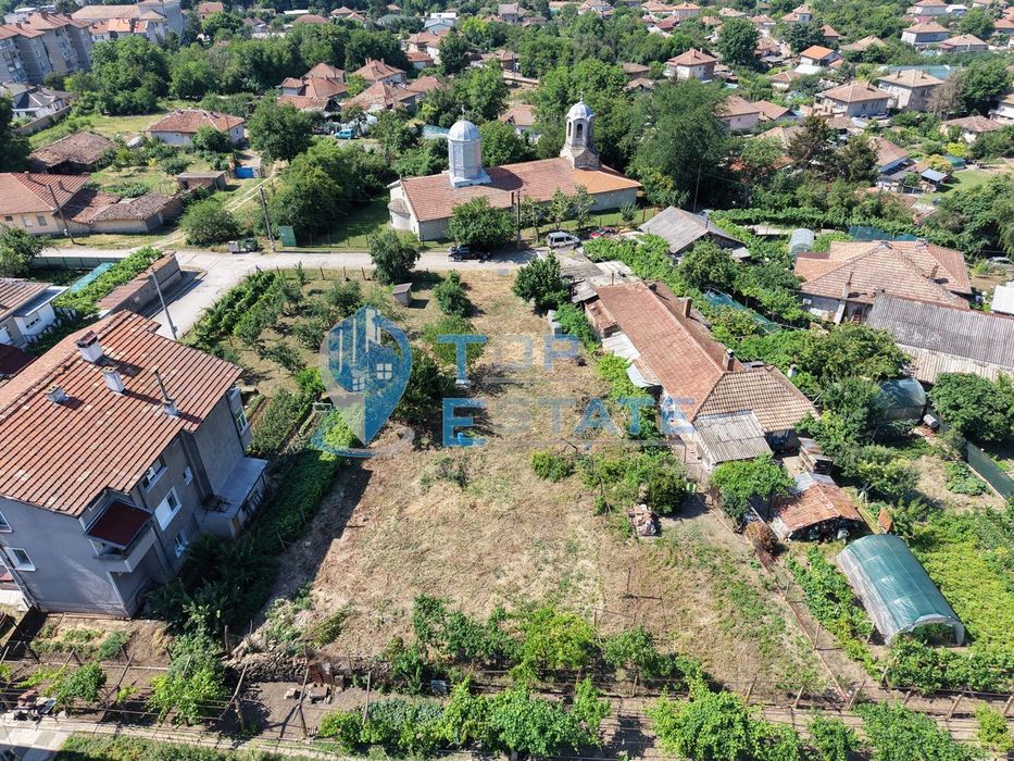 Парцел в регулация с ток, вода, канализация и кладенец в центъра на Д