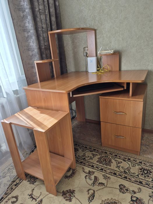 Продам стол компьютерный б/у