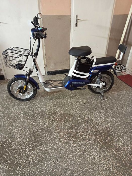 Електрически скутер с подаръци