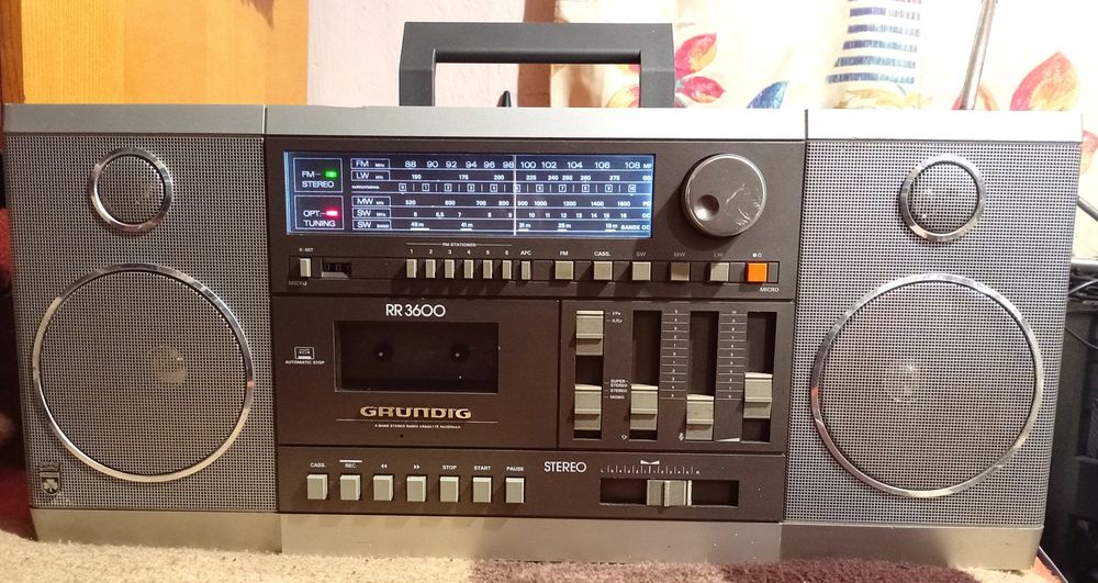 Голям касетофон GRUNDIG.
