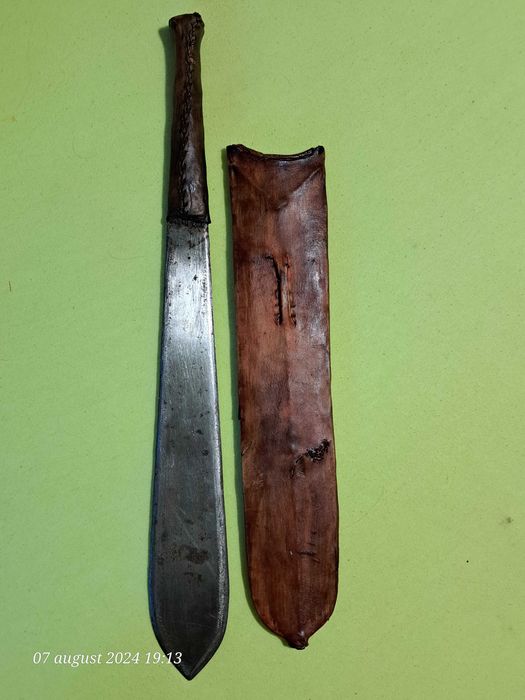 Macetă, sabie scurta simi Masai Kenia . Otel si piele intarită.
