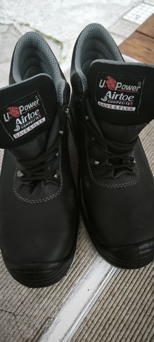 Работни обувки с метални бомбе.