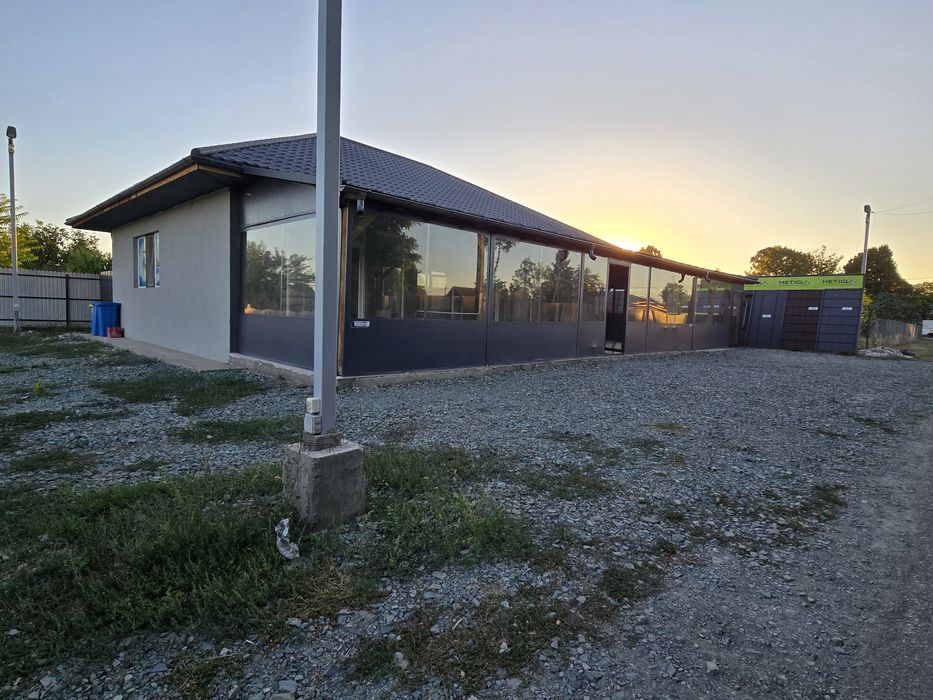 Casa + spațiu comercial