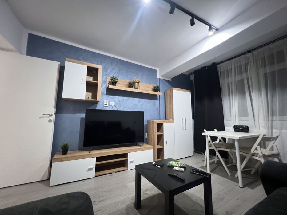 Închiriez in regim hotelier apartament cu 2 camere decomandat