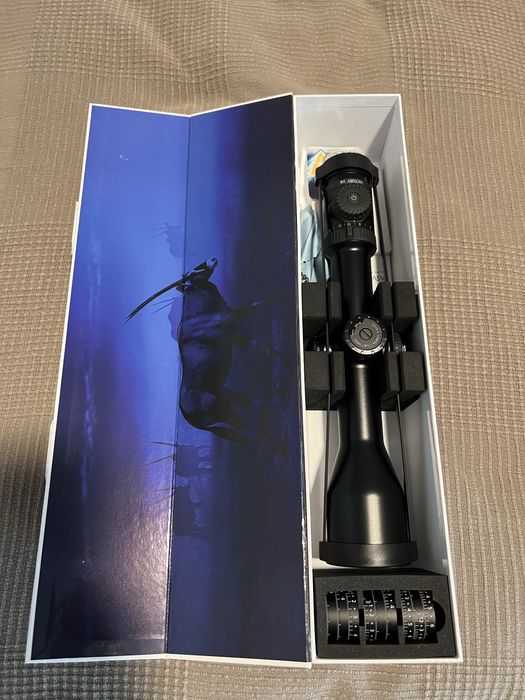 lunetă Zeiss Victory V8 2.8-20x56 cu reticul #60 și turretele ASV LR