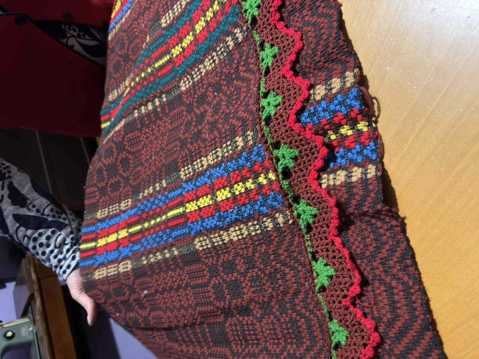 Fete de mese , chindeu ,  si covoare tesute in razboi