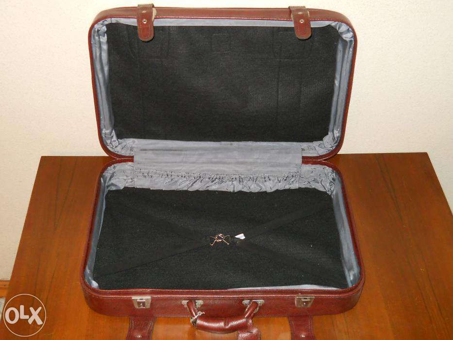 Geamantan PIM SIBIU, masura medie 66x42x18 cm, stare impecabila