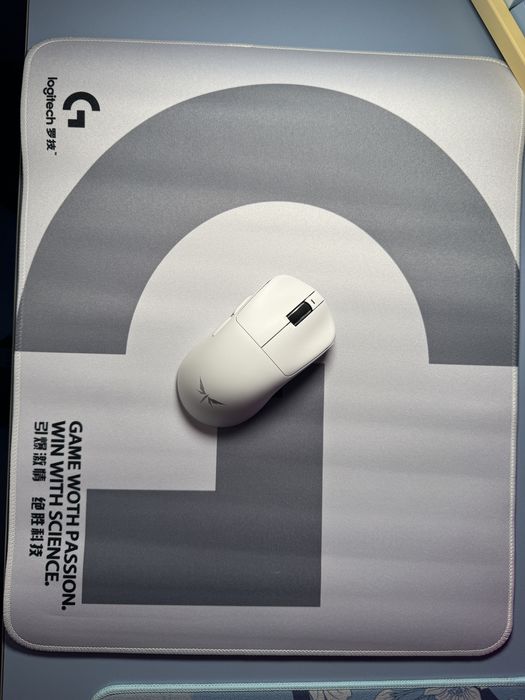 Продам коврики Logitech новые оригинальные