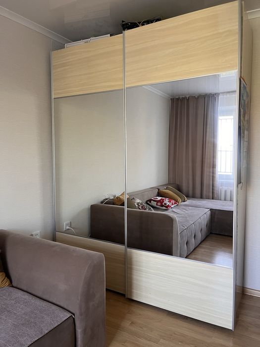 Продам комплект мебели:  * шкаф-купе с зеркалом * комод * 2 тумбы