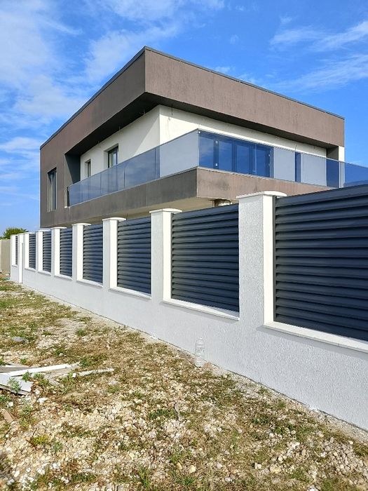 Garduri jaluzea si garduri din sipcă metalica