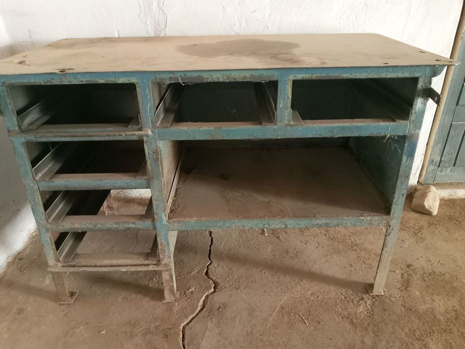 Железный стол металлический