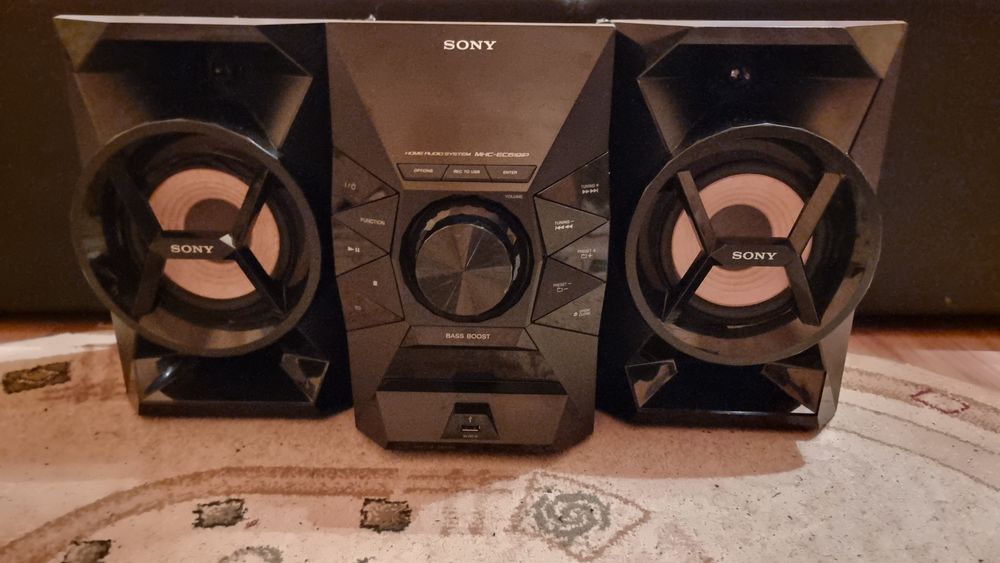 Vând Combină Muzicală Sony, CD Player, Docking, Tuner FM, USB, 2x60W